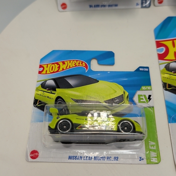 Mattel Hot Wheels Nissan Set - Red, Silver, Green - Picture 4 of 10